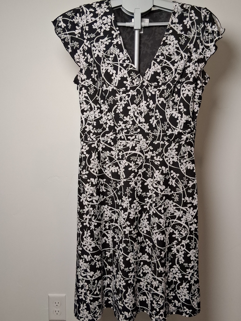 Ann Taylr Loft Black & White Floral V-Neck Faux Wrap size 6P Women's Dress
